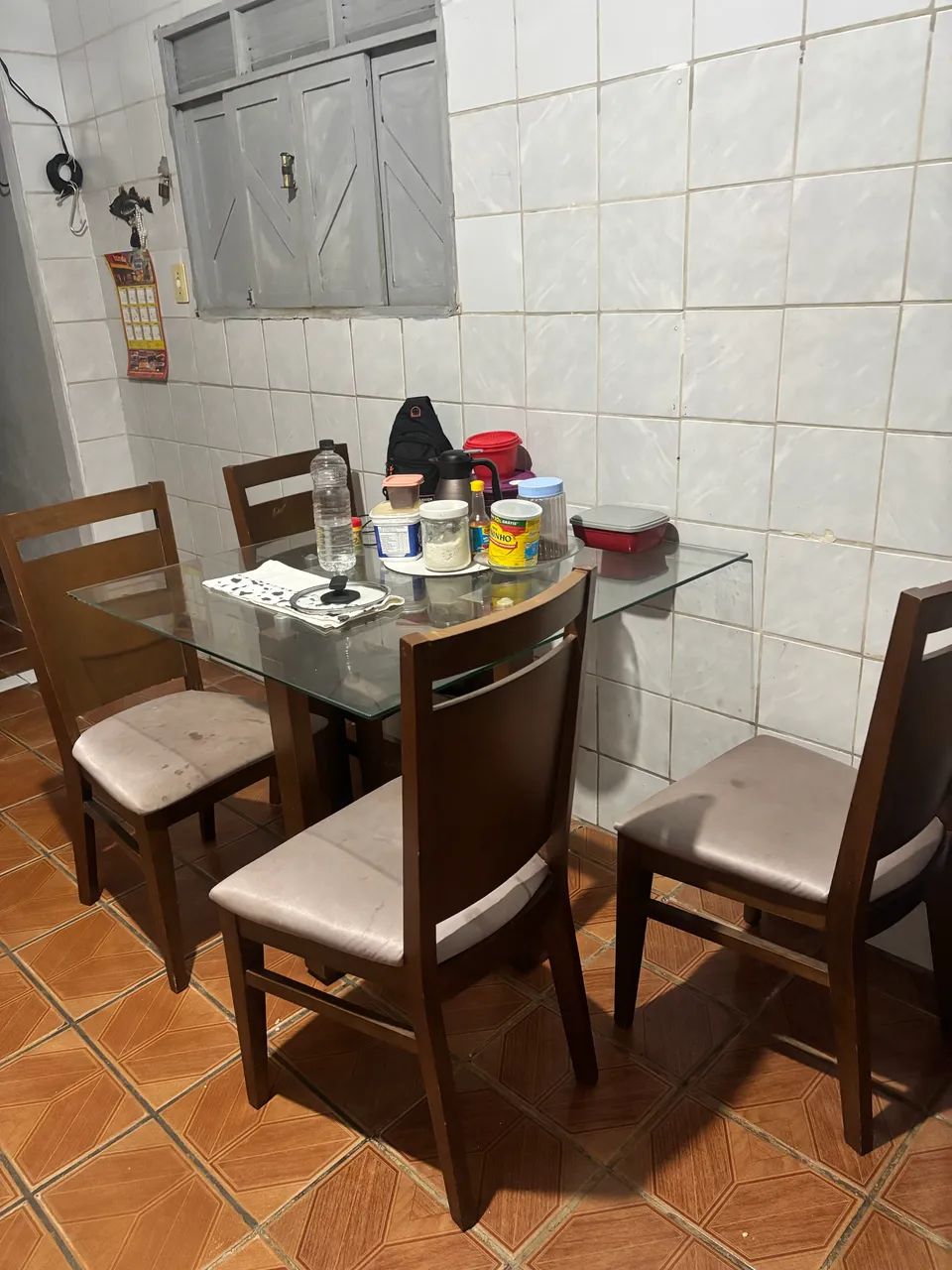 Mesa Tampo de Vidro e 4 Cadeiras