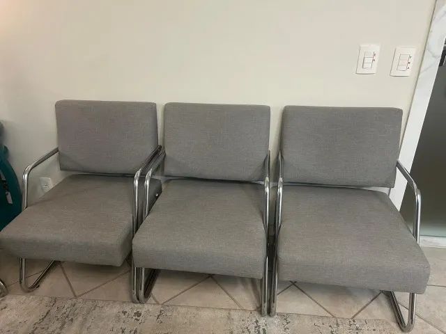 5 Cadeiras (poltronas) estofadas de sala/escritório - Foto 2
