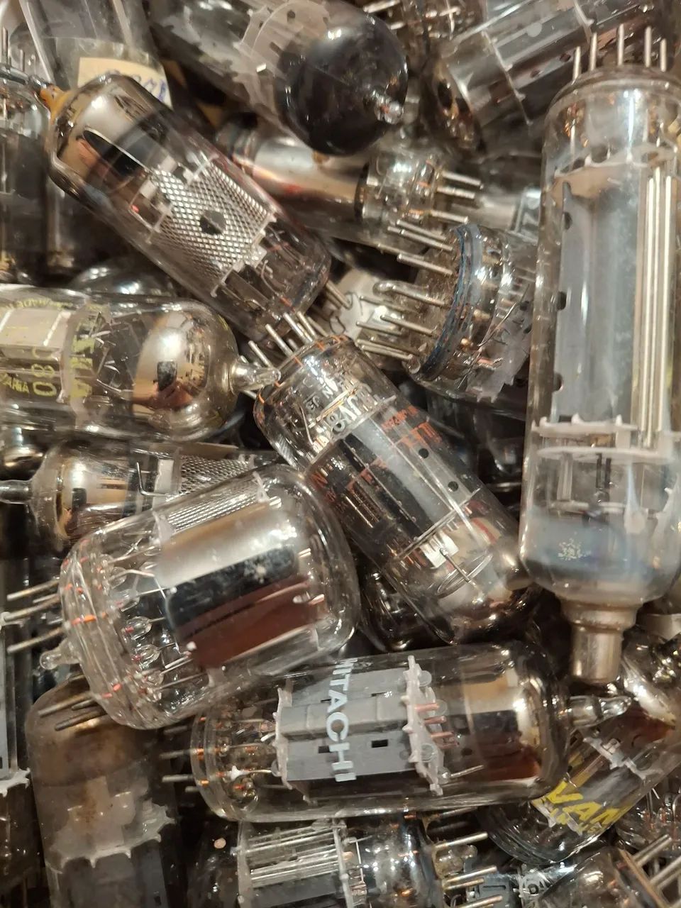 LOTE COM 90 VÁLVULAS DIVERSAS DE TVS ANTIGAS 