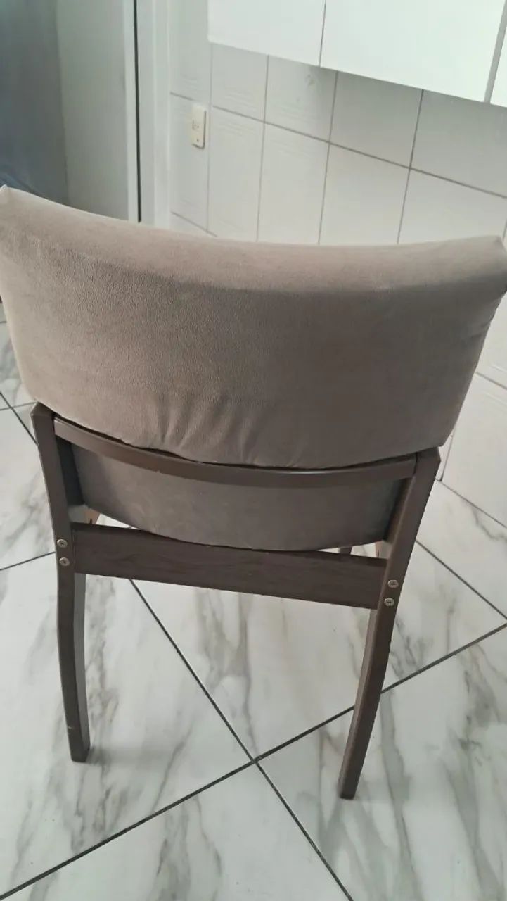 Vendo 2 cadeiras de madeira com estofado para mesa de jantar  - Foto 3