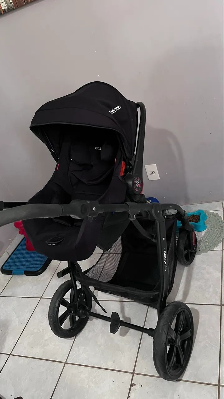 Carrinho de bebê kidoo com bebê conforto 