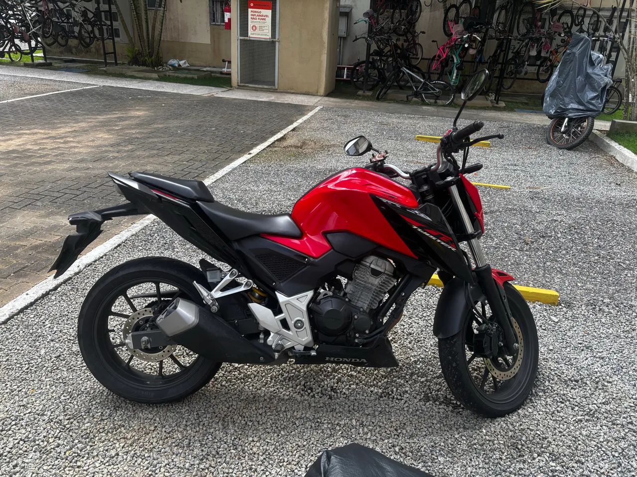 CB 300F muito nova 
