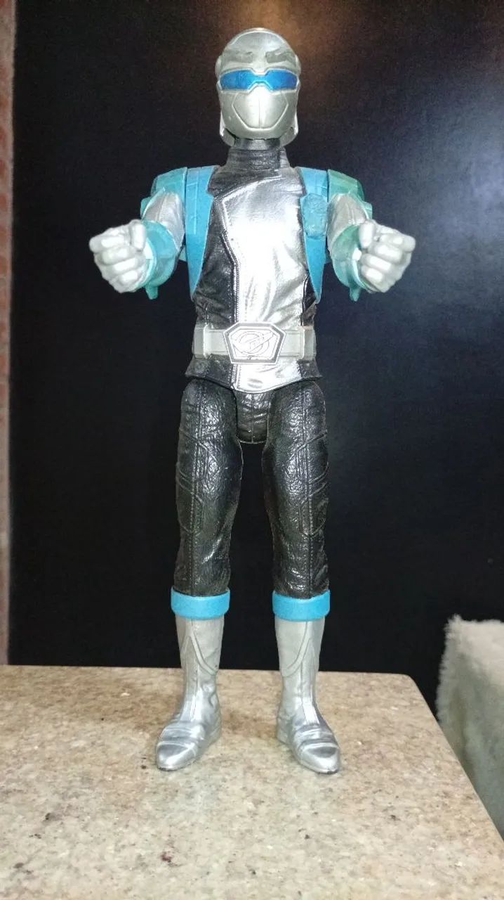 Boneco Power Rangers prateado
