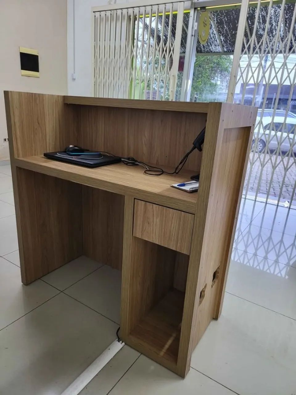 Balcão de Recepção Amadeirado e Branco com Gaveta 1,10m - Foto 4