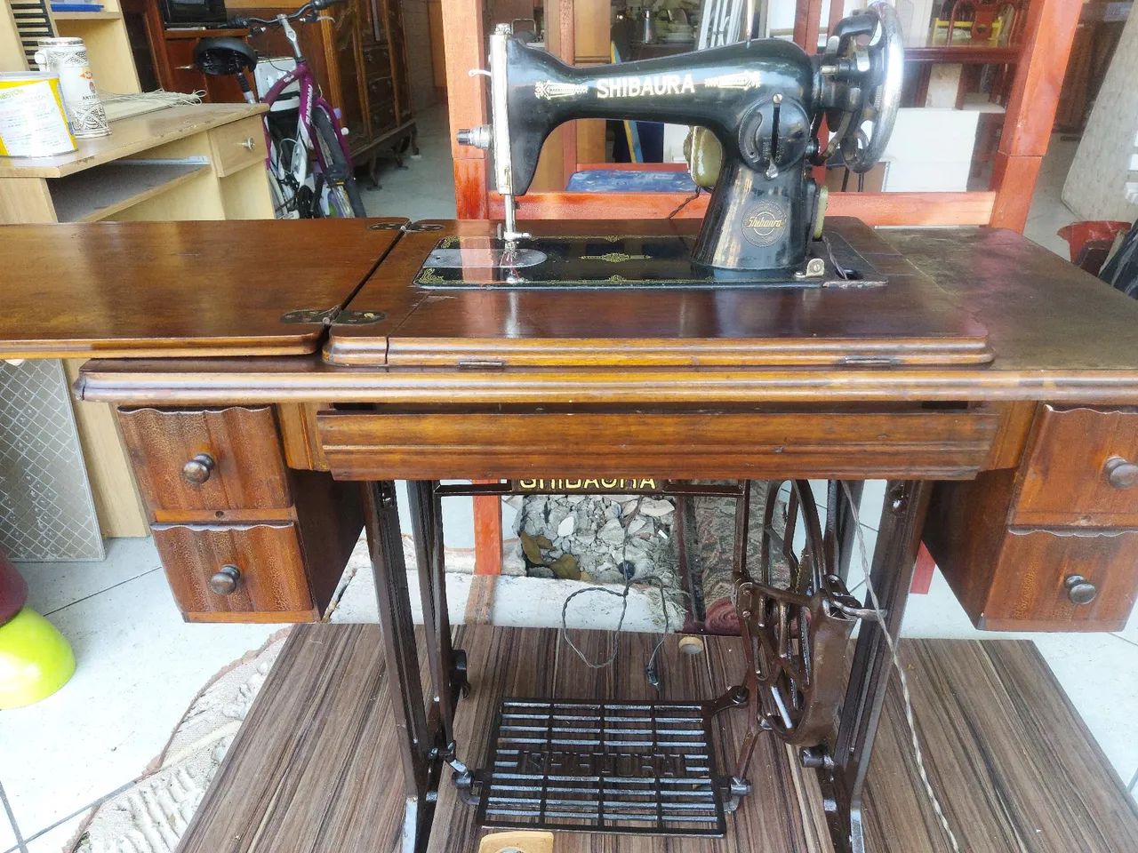 Máquina de costura antiga - Foto 5