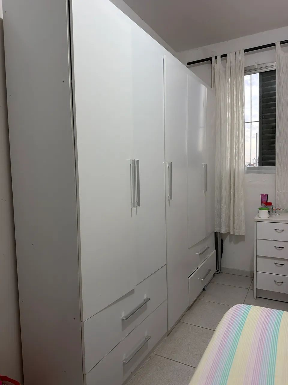 Guarda roupa 5 portas e 4 gavetas