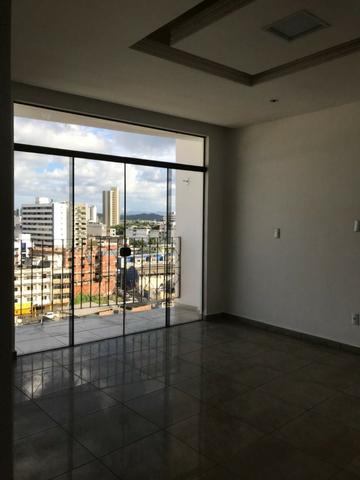 Excelente apartamento amplo,varanda, dependência completa - Foto 7