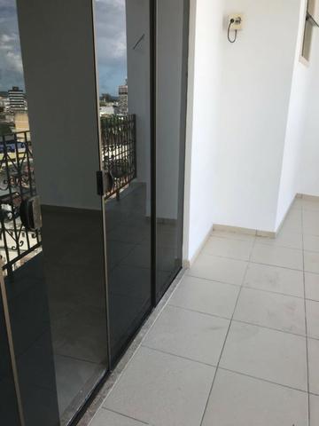 Excelente apartamento amplo,varanda, dependência completa - Foto 16