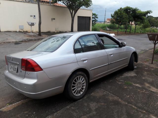 Vendo honda Civic ar gelando manual cópia de chave funciona tudo