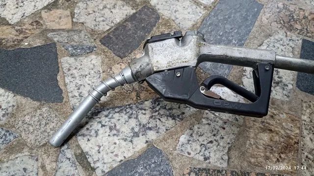 Bico de bomba de gasolina antigo 