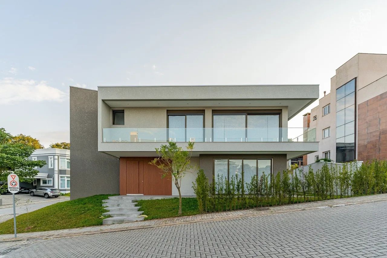 Casa em Condomínio, 05 Suítes, 04 Vagas, Piscina, Santo Inácio, Curitiba.