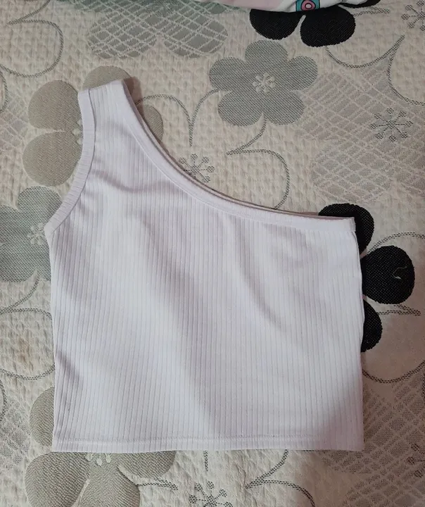 Blusa branca de ombro único e croped