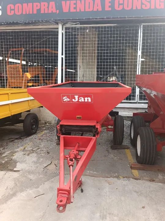 Distribuidor de Calcário, Sementes e Adubo Jan 2500 kg