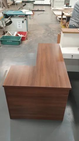 mesa para escritorio em L ripada ameixa negra - Foto 2