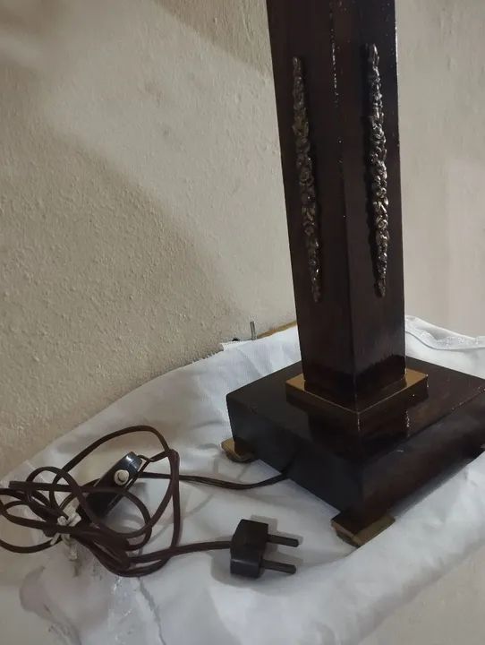 Abajur em mogno com detalhes em latão polido e cúpula branca década de 70 - Foto 6