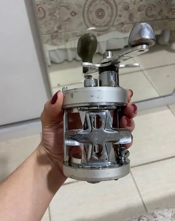 Vendo carretilha Abu garcia 7000 IC3 - Foto 2