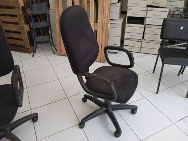 Cadeira de escritório giratória c/ braços e rodas em Tecido / Plástico Preto - Foto 2