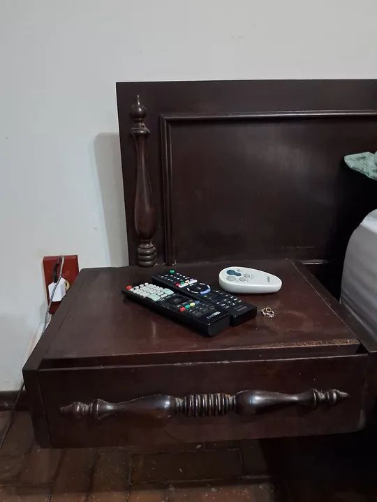 Cama Casal c/Cabeceira em Madeira trabalhada e com Gaveta - Foto 2