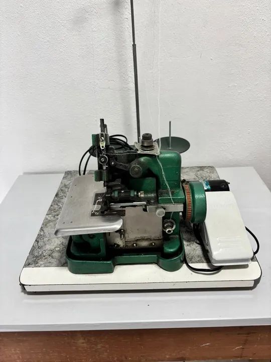 Máquina Overlock doméstica