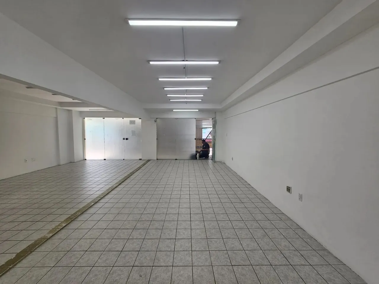 Loja/Sala com 30,89m2, vitrine e garagem no melhor ponto de Manaíra!