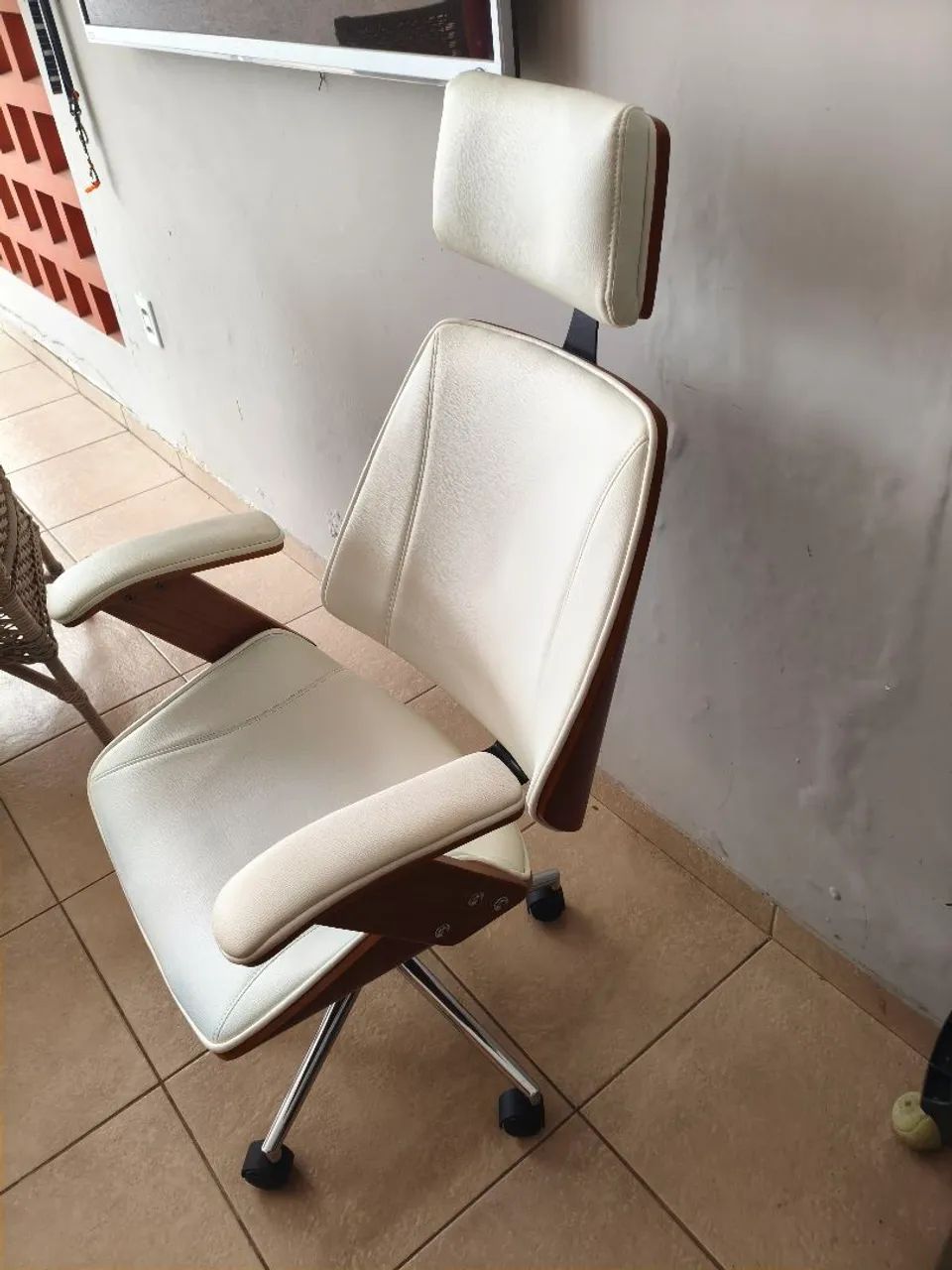 Cadeira executiva com rodinhas. - Foto 2
