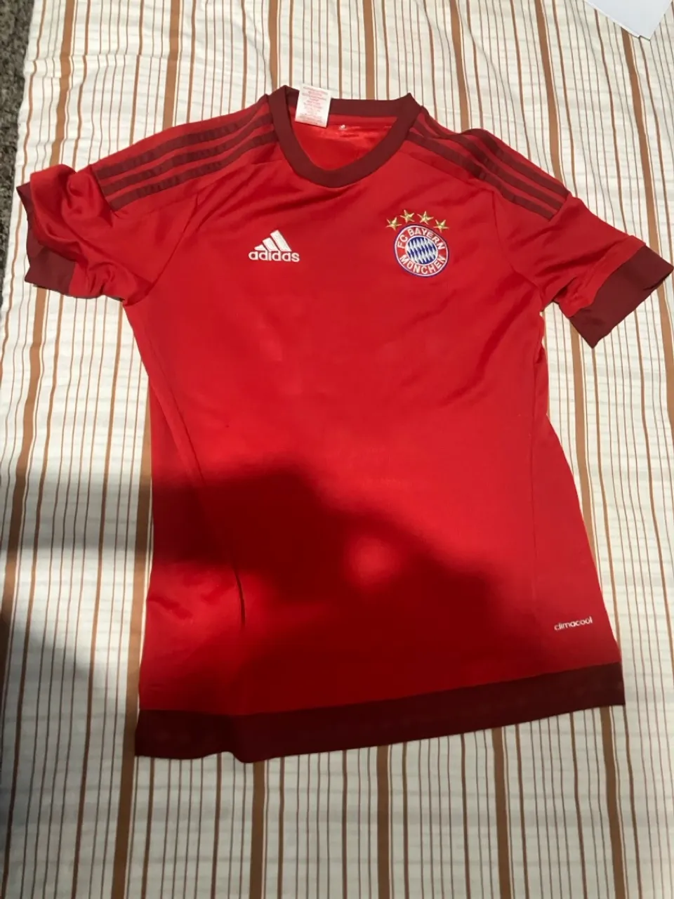 Camiseta do Bayern de Munique da temporada que o Lewandowisk marcou 5 gols em 9 minutos