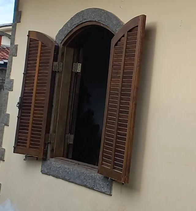 Janela Colonial. Madeira Imbuia , Veneziana e vidro.