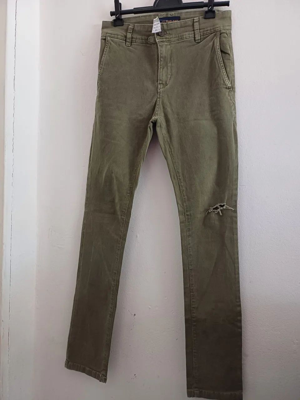 Calça Jeans Verde Militar com Rasgos