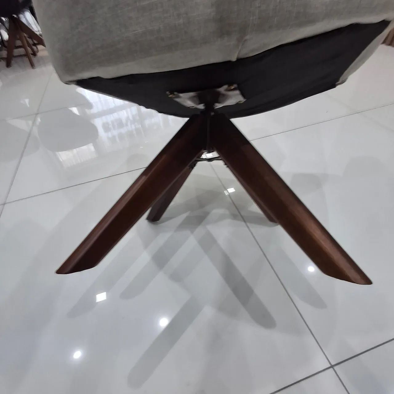 2 Poltronas de Linho Giratória c/Pés de Madeira - Foto 6