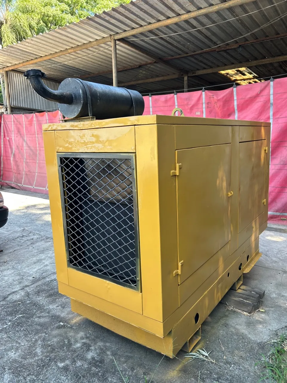 Gerador 90 KVA cabinado - Motor diesel cummins 4 cilindros turbo