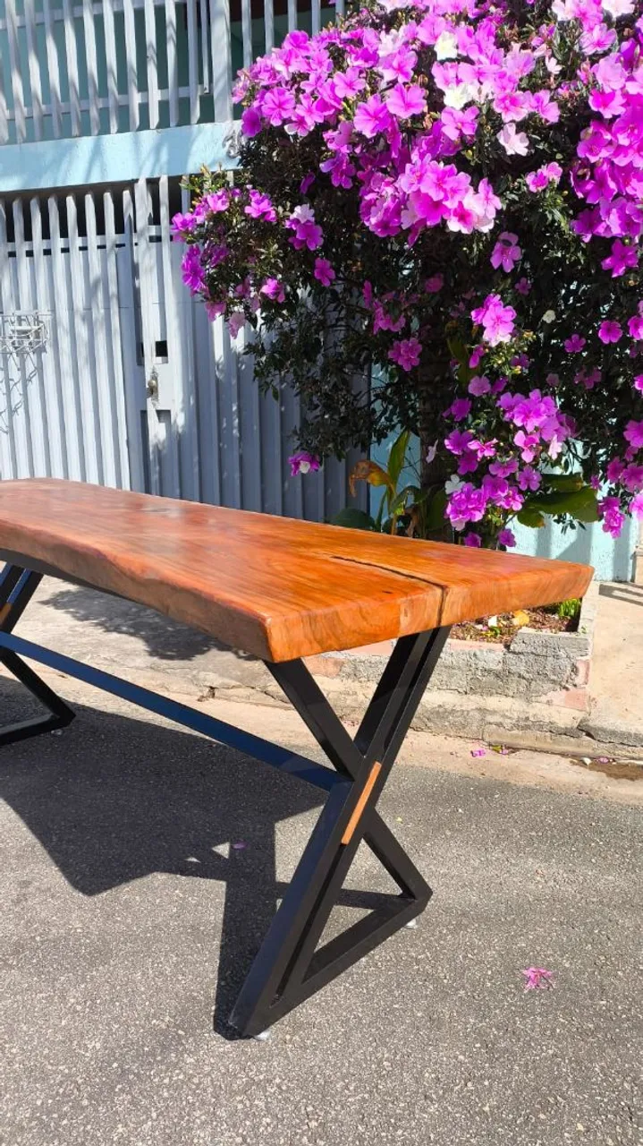 Mesa de madeira com design moderno e elegante
