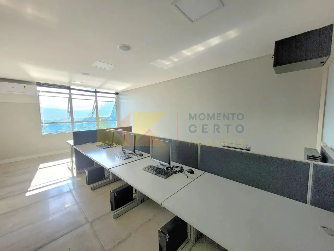 Excelente sala comercial na rua XV de Novembro no Edifício Catarinense
