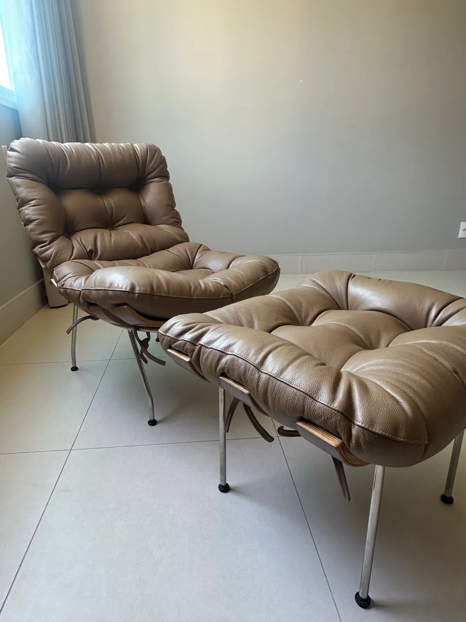 Conjunto Poltrona com Puff Costela COURO legítimo  - Foto 3