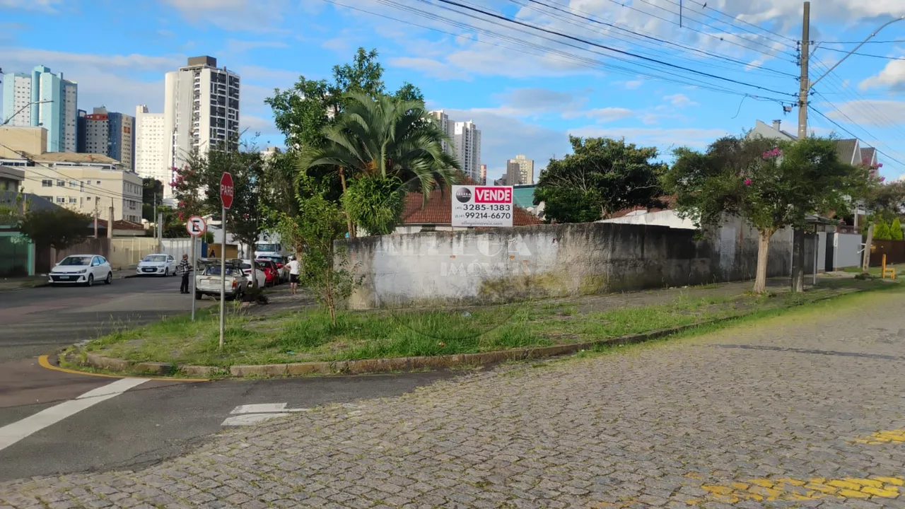Terreno de Esquina à Venda no Jardim Botânico em Curitiba 419m² com 2 Casas