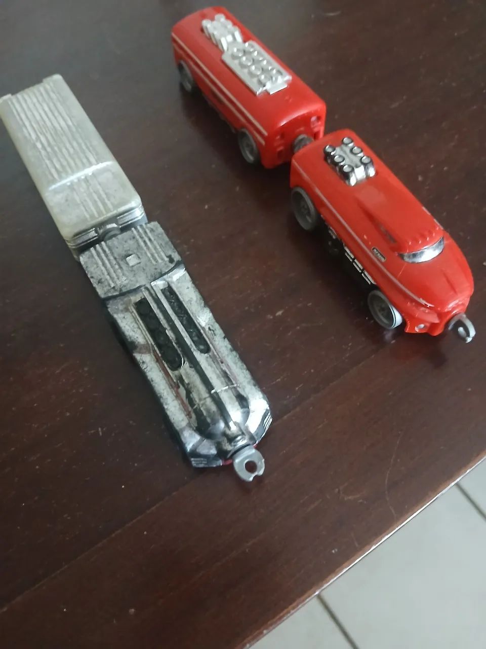 Trens da hot Wheels vermelho e cinza - Foto 5