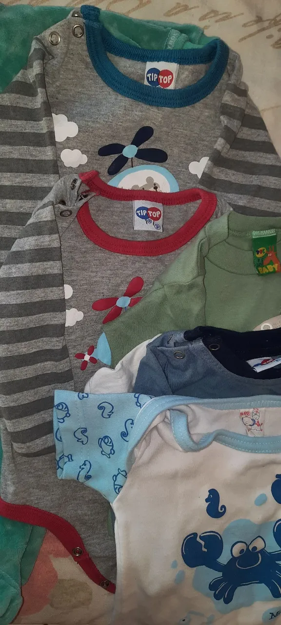 Lote de Macacões e bodies para bebê