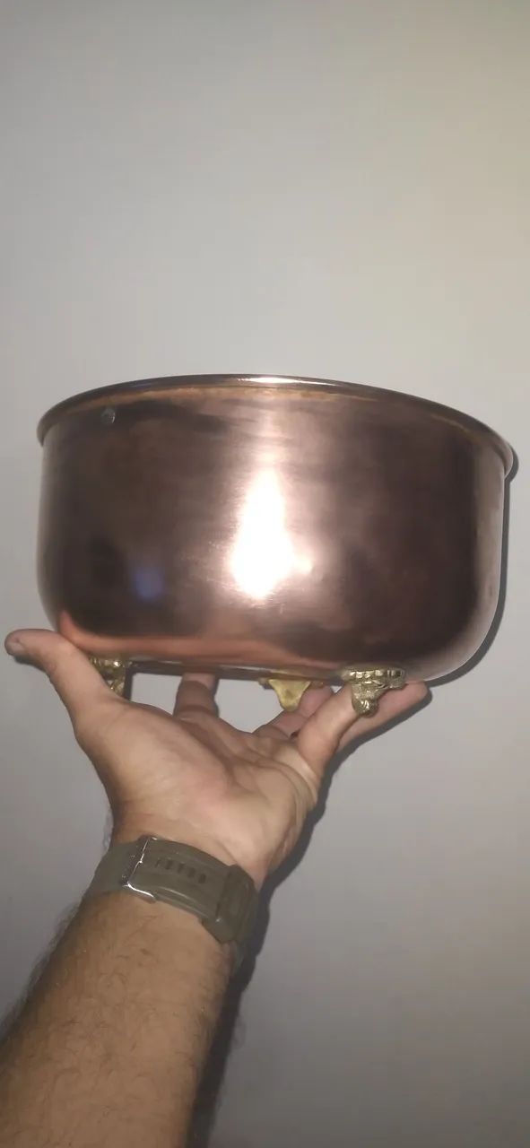 Tacho de cobre antigo com tres pes em formato de patas - Foto 5