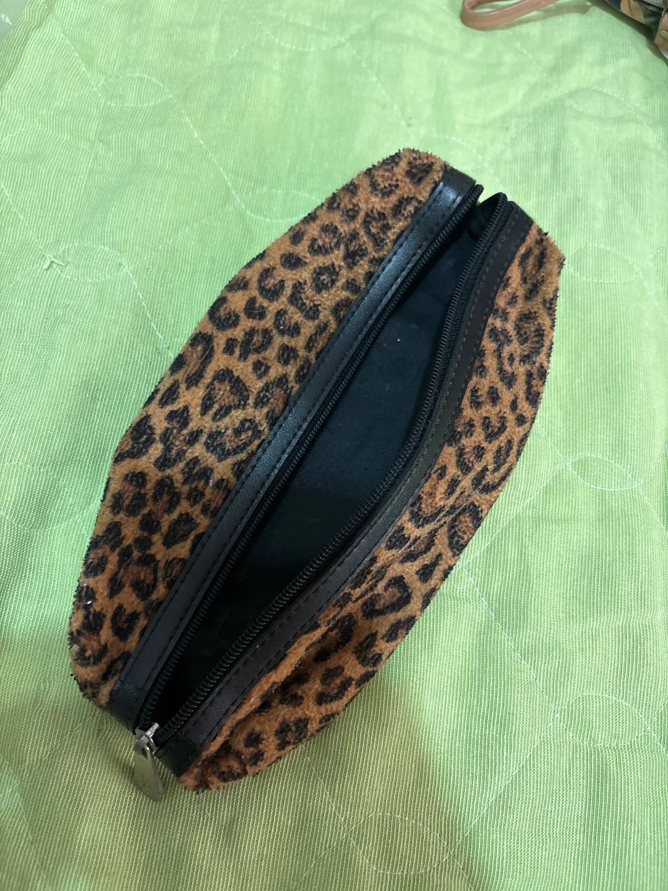 estojo ou necessaire marca imaginarium estampada de oncinha