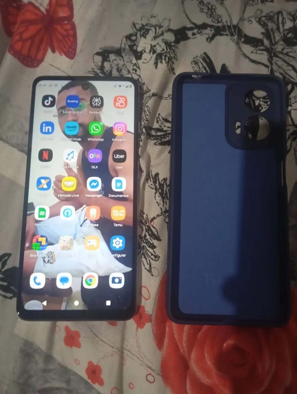 Smartphone Motorola com Capinha Azul