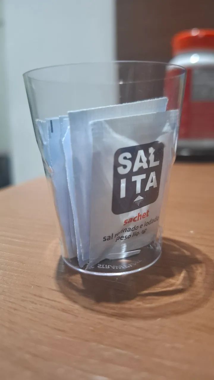 Copinho de plástico cheio de sal semi novo