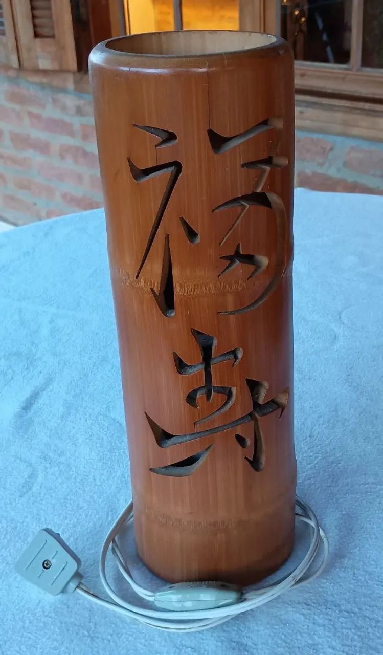 Luminária de Bambu com Detalhes em Chinês