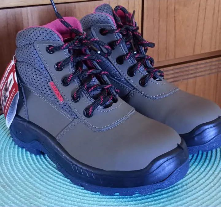 Bota em couro marca Kadesk número 35 feminina  - Foto 2