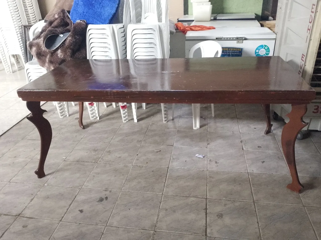 Mesa de Jantar Clássica em Madeira
