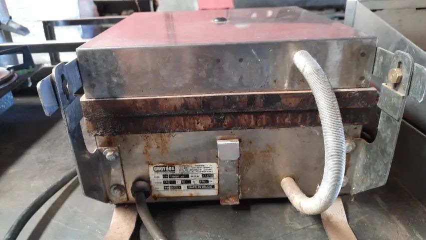 Crepeira Elétrica Croydon 10 Cavidades 110 volts bem conservada - Foto 3