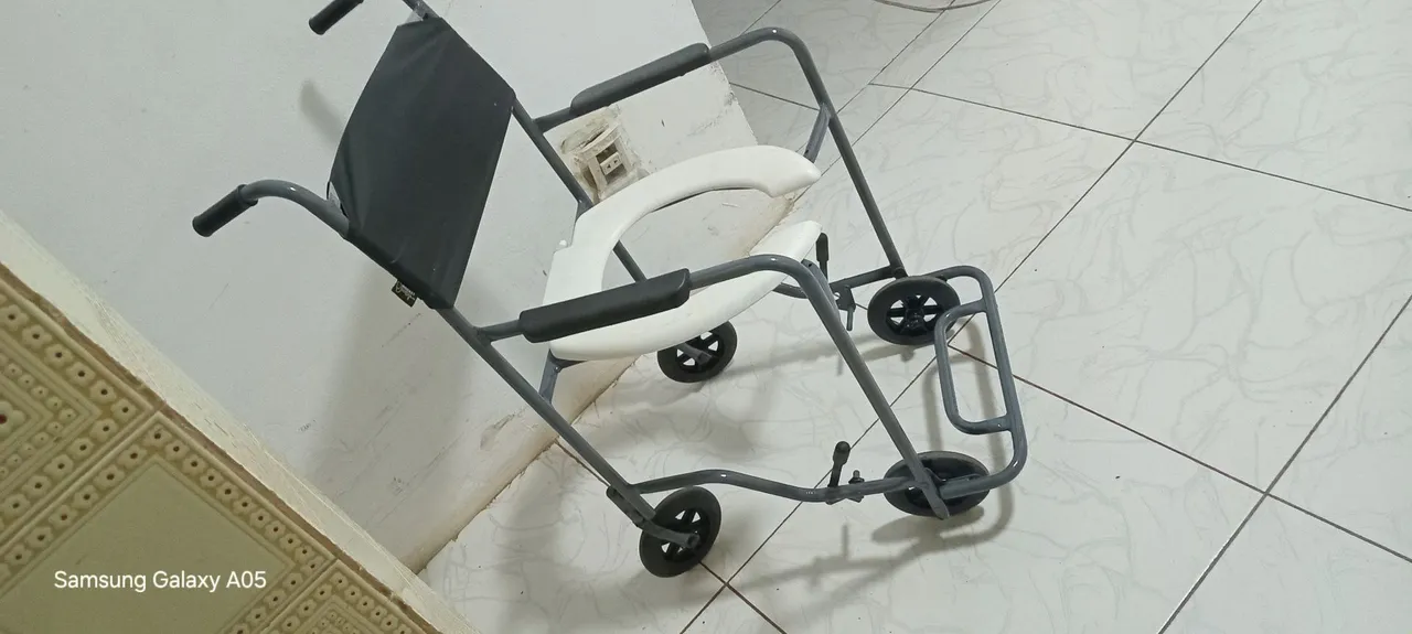Cadeira de Banho com Rodas - Conforto e Mobilidade