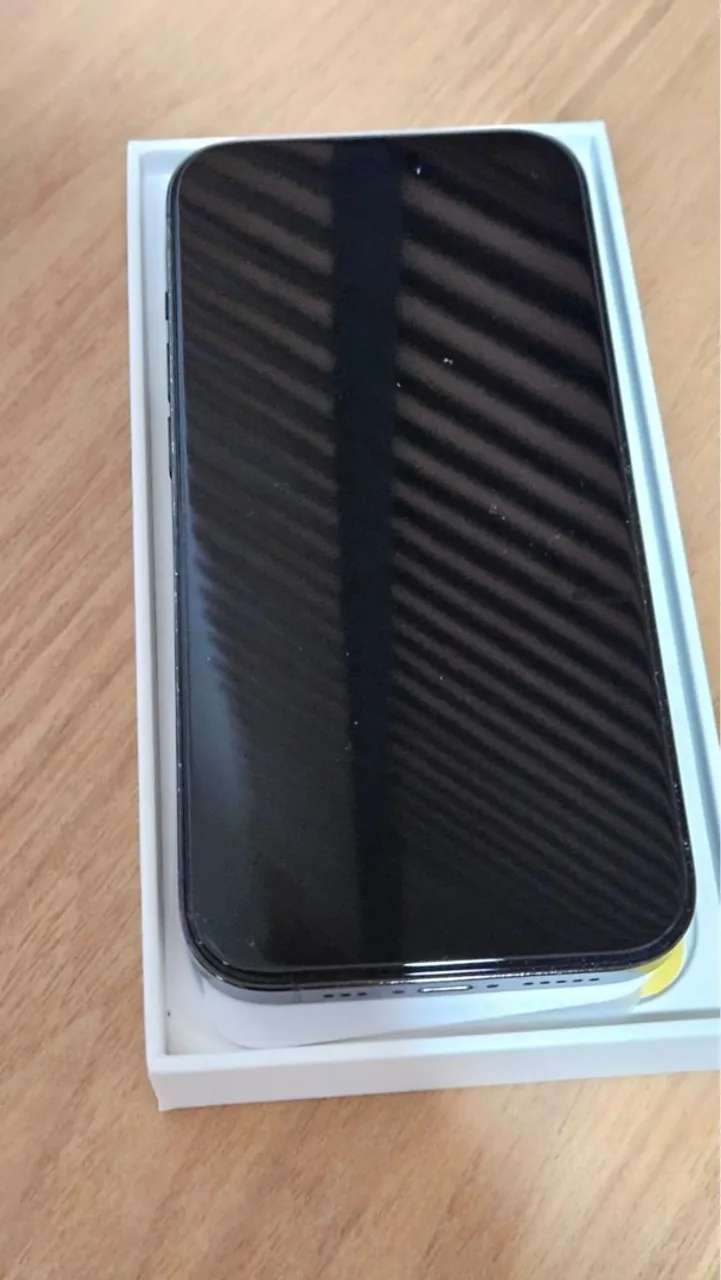iPhone 14Pro com fones de ouvido