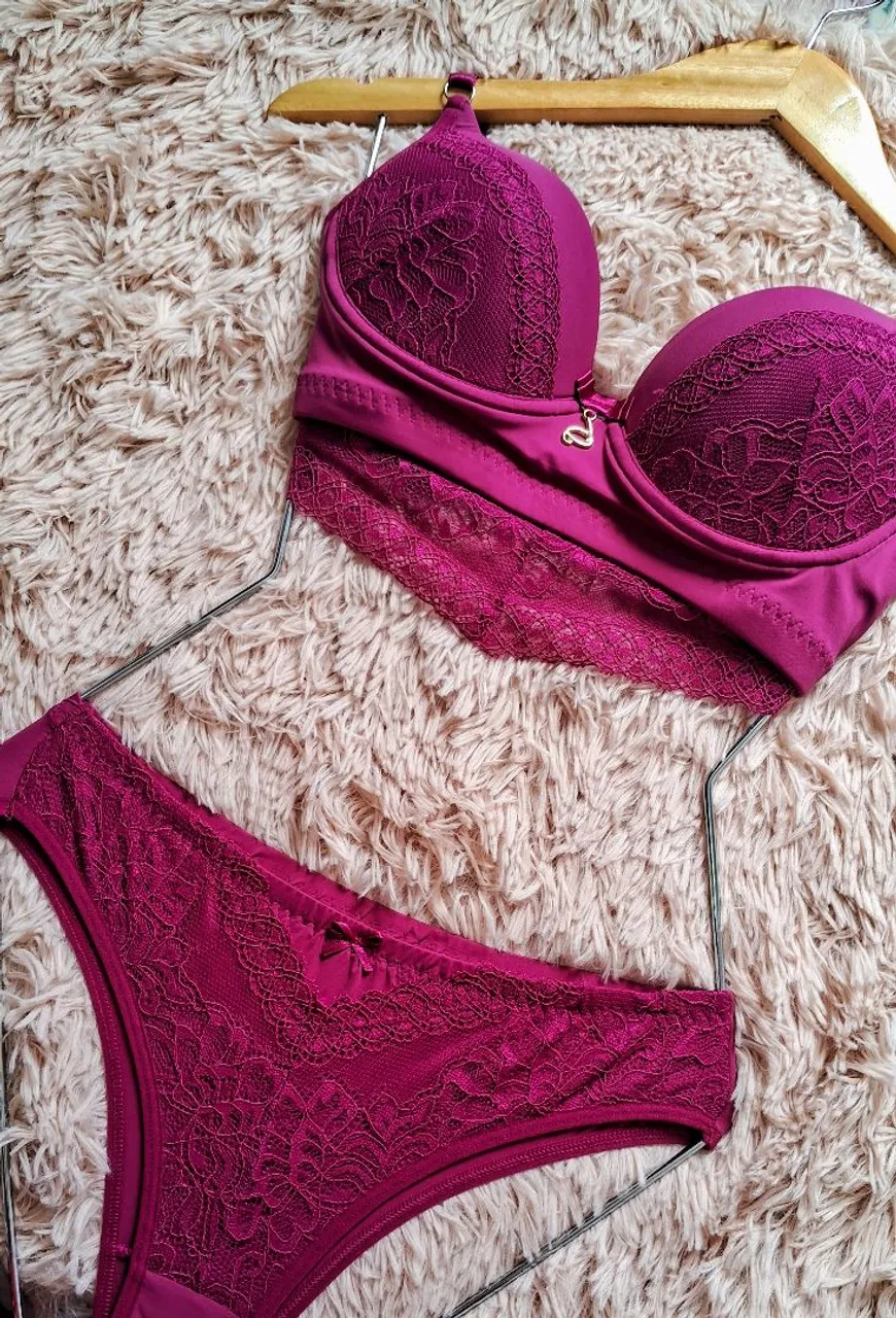 Conjunto de lingerie roxo com renda