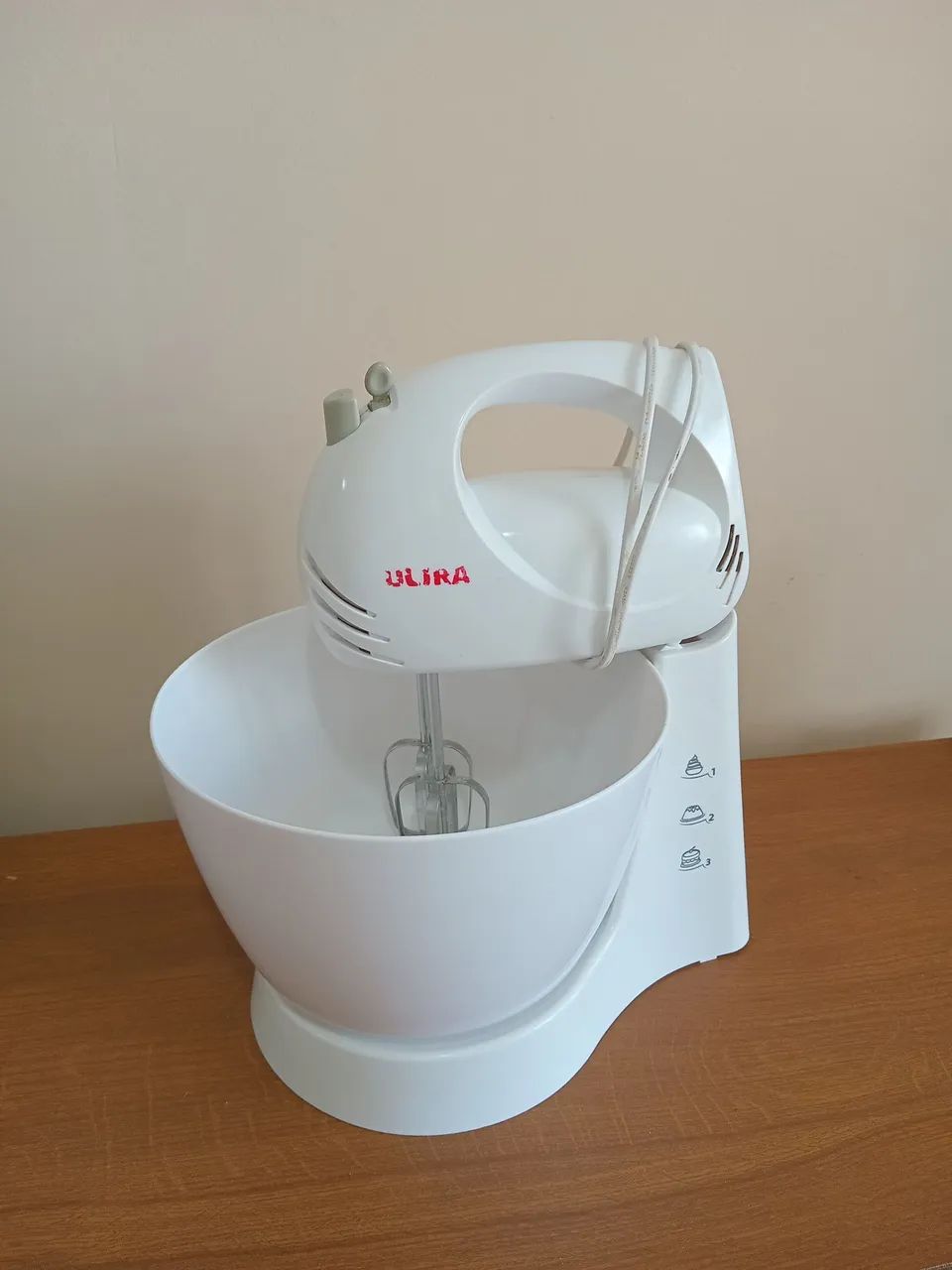 Batedeira Ultra Branca com Bowl e Suporte - 3 Velocidades