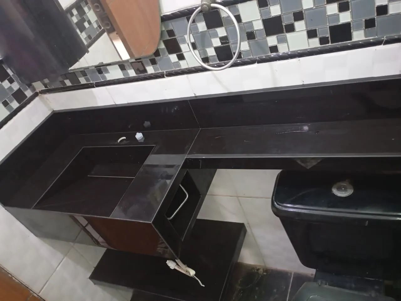 Pia com extensão de braço esculpida em porcelanato  - Foto 4