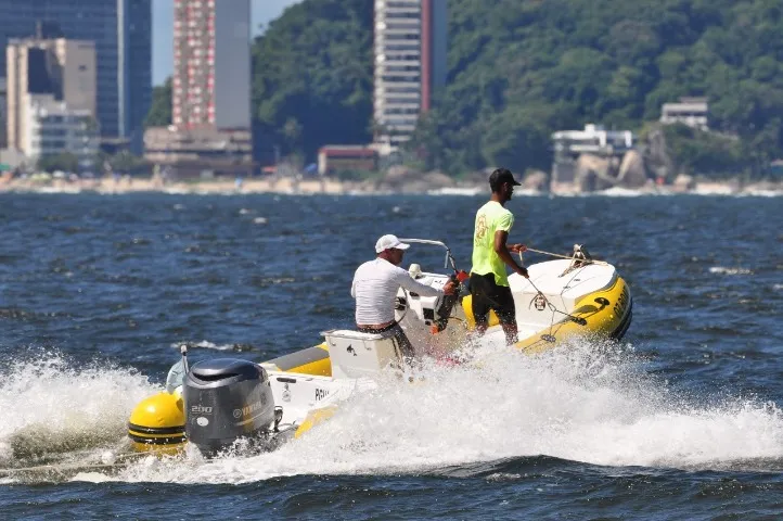 Barco inflável com motor 200hp yamaha